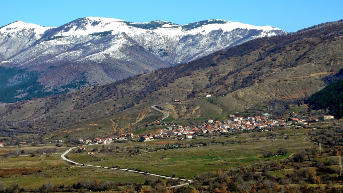 Πανοραμική θέα της Λιθιάς Καστοριάς με χιονισμένα βουνά